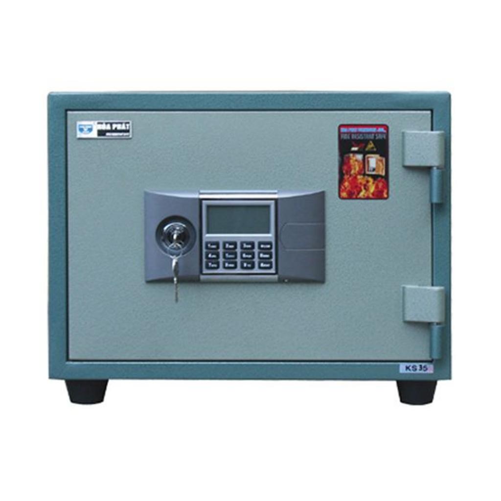 Két sắt chống cháy KS35NDT màu xanh bạc với khóa điện tử và chìa khóa đặt trong văn phòng hiện đại