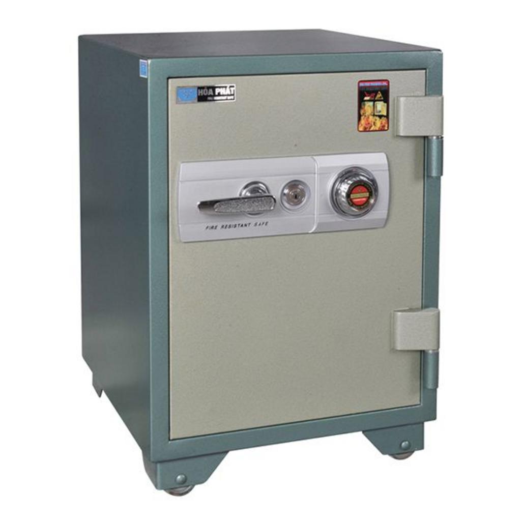 Két sắt chống cháy KS110K1C1 màu xanh nhạt với khóa cơ đổi mã và bánh xe di chuyển đặt trong không gian văn phòng hiện đại