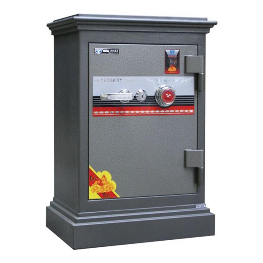 Két sắt tài lộc KT66 đặt trong không gian văn phòng hiện đại màu đen bạc hiện thị rõ khóa cơ và tay nắm dài
