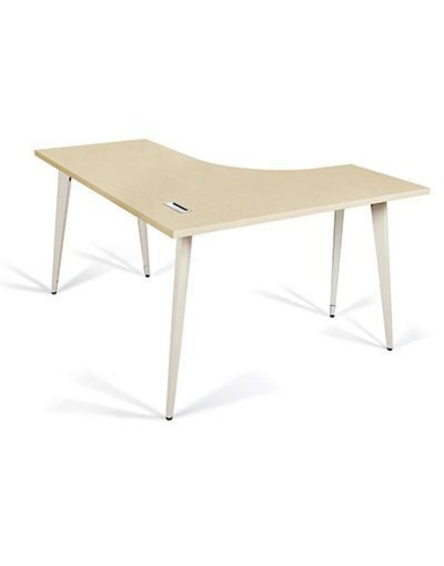 Ảnh minh họa hướng dẫn lắp đặt Bàn 1902BLT14 với dụng cụ và sách hướng dẫn, nhấn mạnh sự liên kết khung chắc chắn cho bàn làm việc hiện đại.