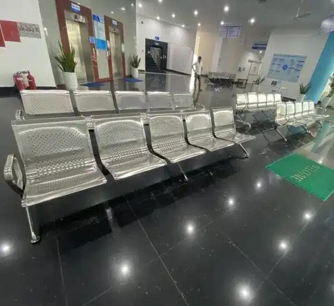 Bề mặt lưới thoáng khí của Ghế băng chờ đem lại sự dễ chịu lâu dài.