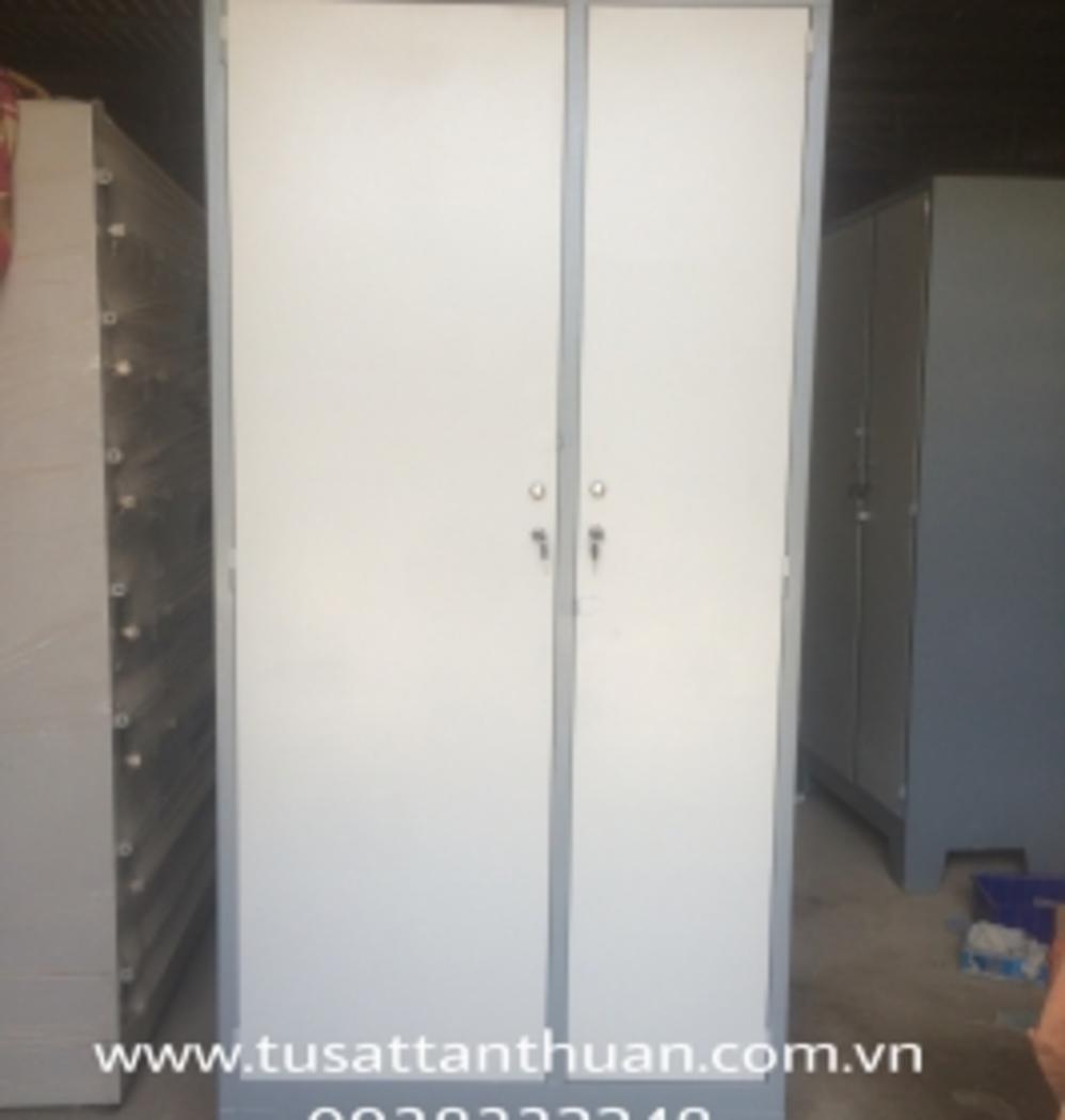 Bên trong tủ: 6 ngăn và 2 mâm – phân loại hiệu quả.