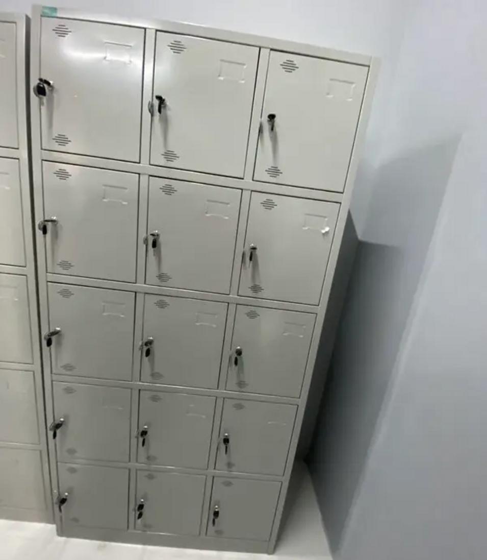 Bề mặt tủ sắt TS15B phủ sơn tĩnh điện chống gỉ và bền đẹp theo thời gian.