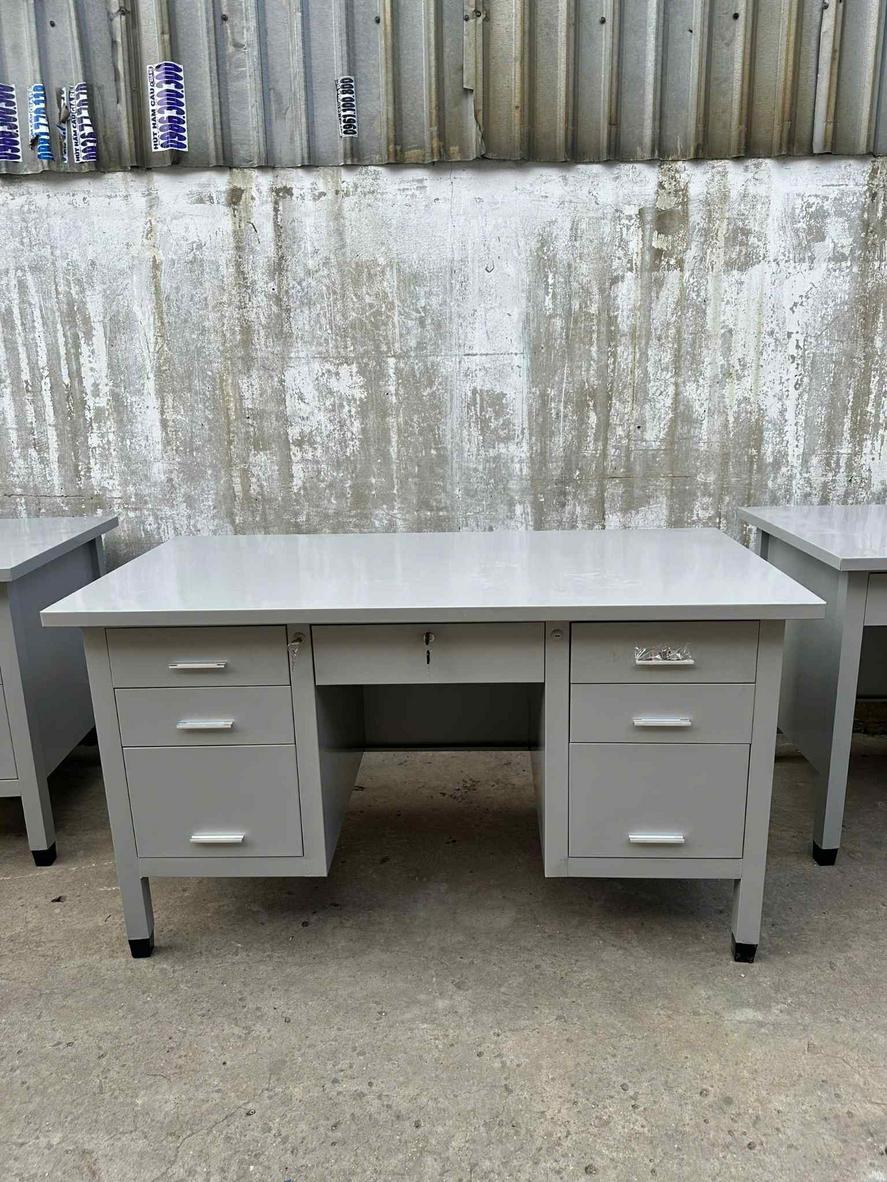 Hình ảnh cận cảnh chất liệu sắt thép dày, phủ lớp sơn tĩnh điện chống gỉ của bàn.