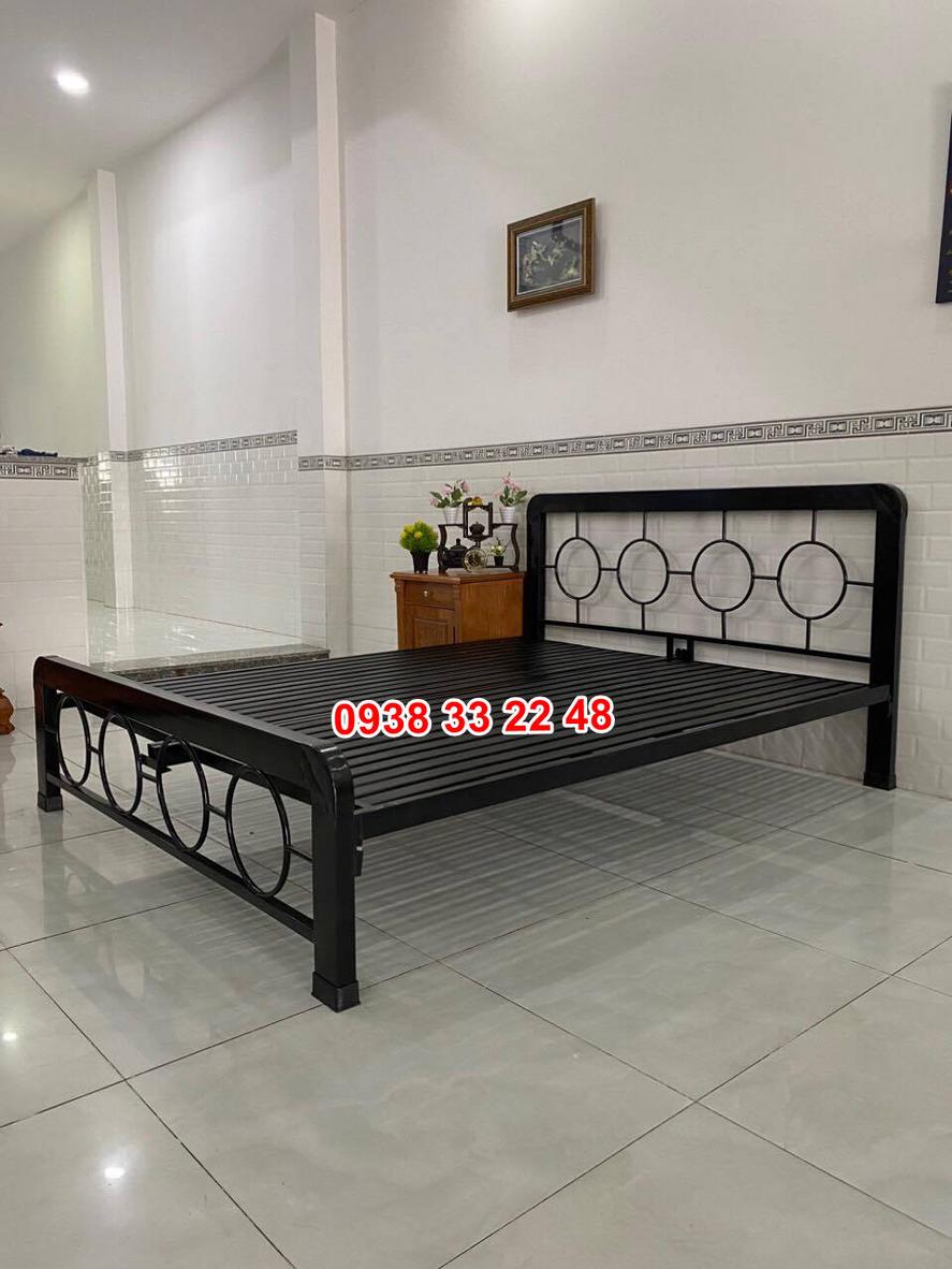 Chiều cao giường 40cm giúp tận dụng không gian lưu trữ dưới giường hiệu quả.