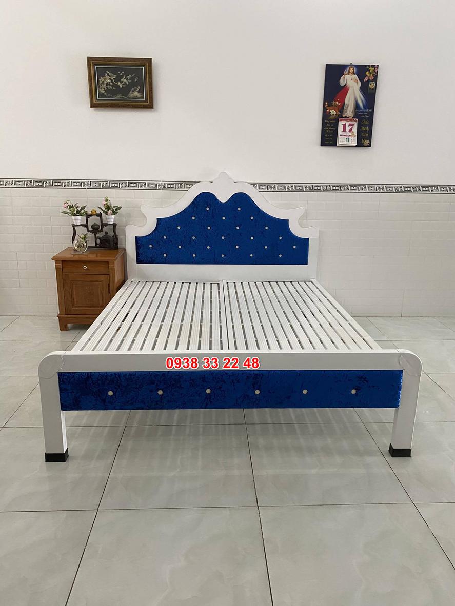 Ảnh minh họa khả năng chịu trọng lượng lớn của giường.
