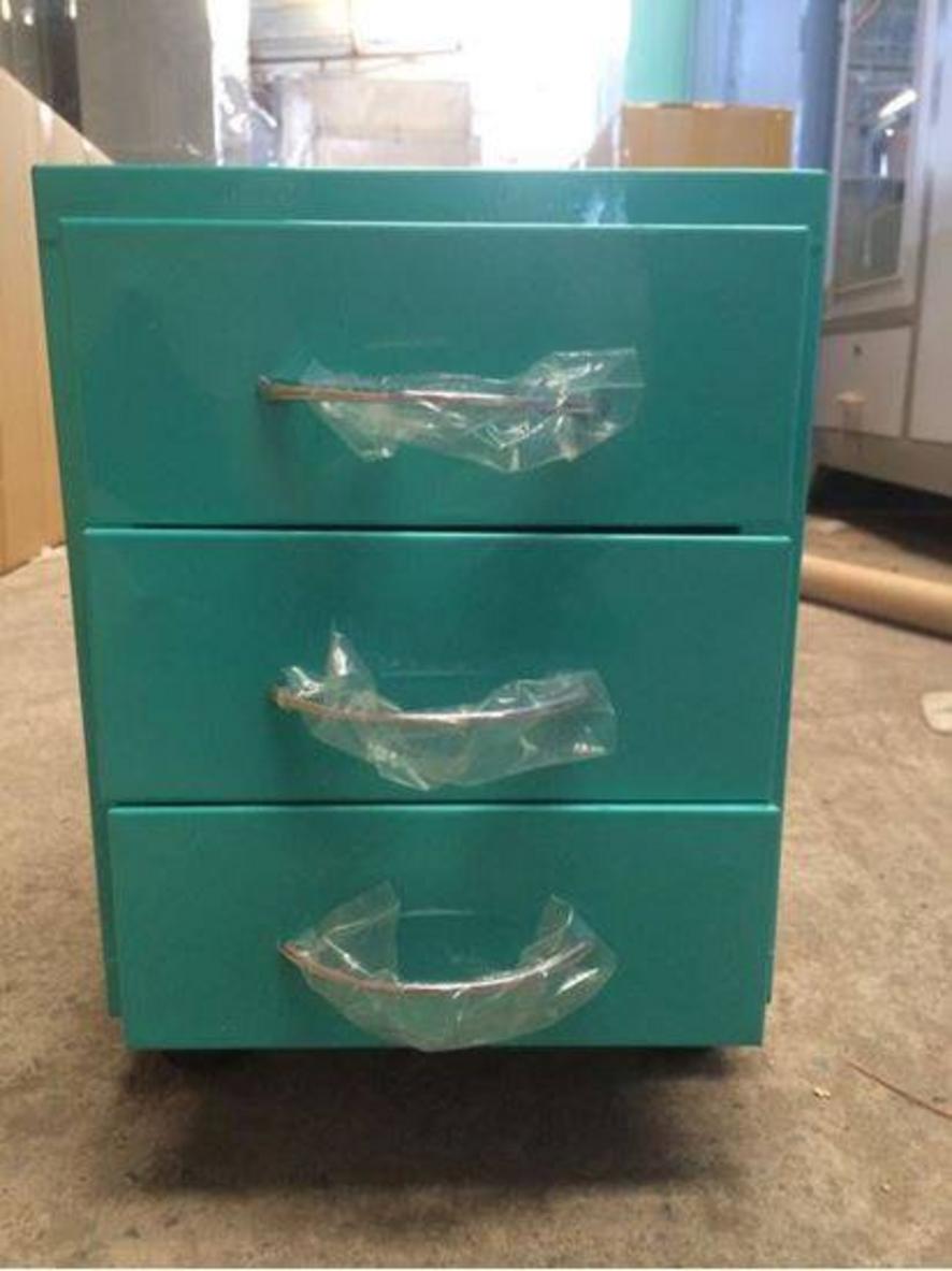 Kích thước 670 x 420 x 510 mm — phù hợp cho shop nhỏ và đầu giường.