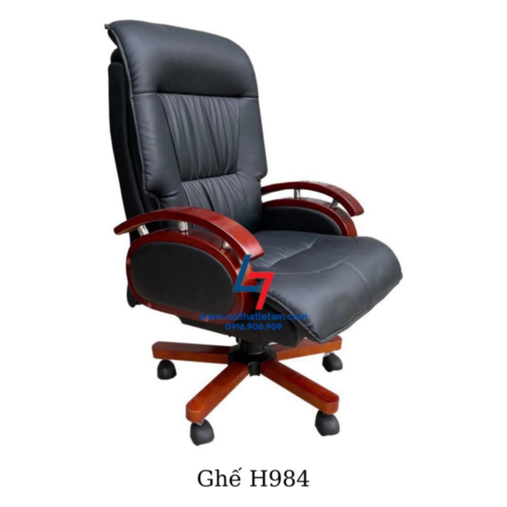 Tay ghế gỗ tự nhiên nhập khẩu, hoàn thiện bóng nhẵn, vừa bền bỉ vừa sang trọng.