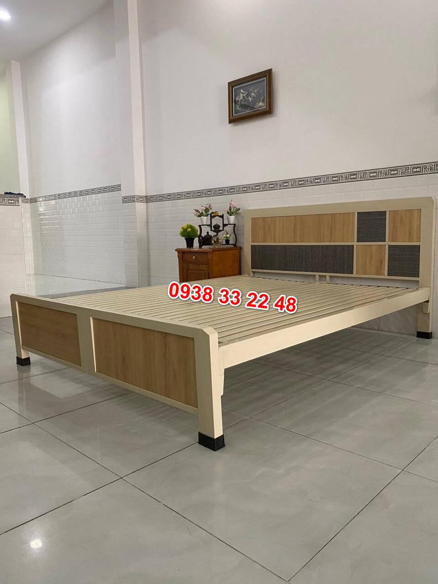 Giường sắt giả gỗ màu nâu ngang 1m6 - sự kết hợp hoàn hảo giữa vẻ đẹp gỗ tự nhiên và độ bền của sắt.