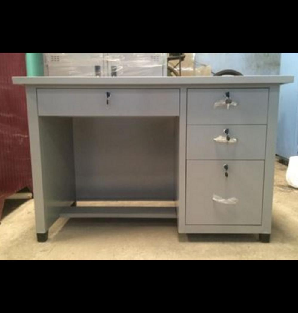 Hình ảnh tổng quan sản phẩm Bàn sắt văn phòng B60x120x4K trên nền hiện đại.