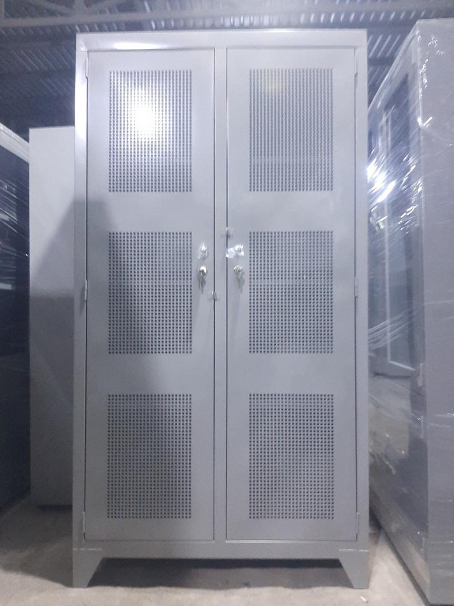 Hero image: Tủ sắt quân đội 2 cánh mở đặt trong không gian văn phòng chuyên nghiệp.
