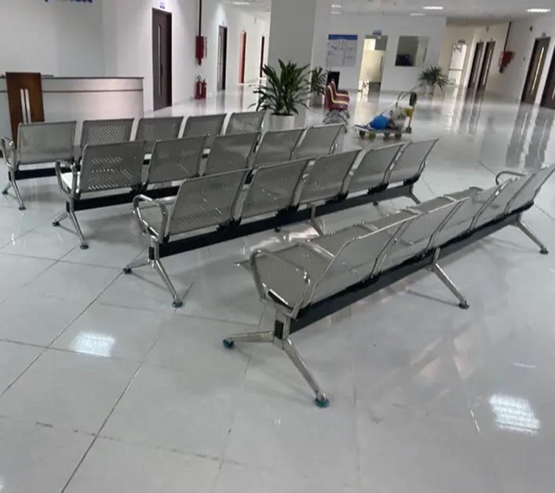 Hình ảnh chi tiết khung thép mạ Ni-Cr và thanh giằng thép sơn tĩnh điện của ghế băng chờ.
