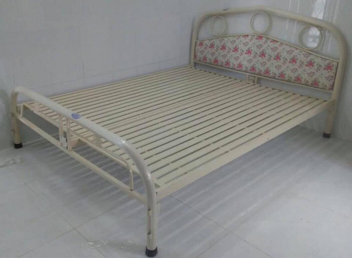 Kích thước chuẩn 160cm x 200cm phù hợp nhiều không gian sống.
