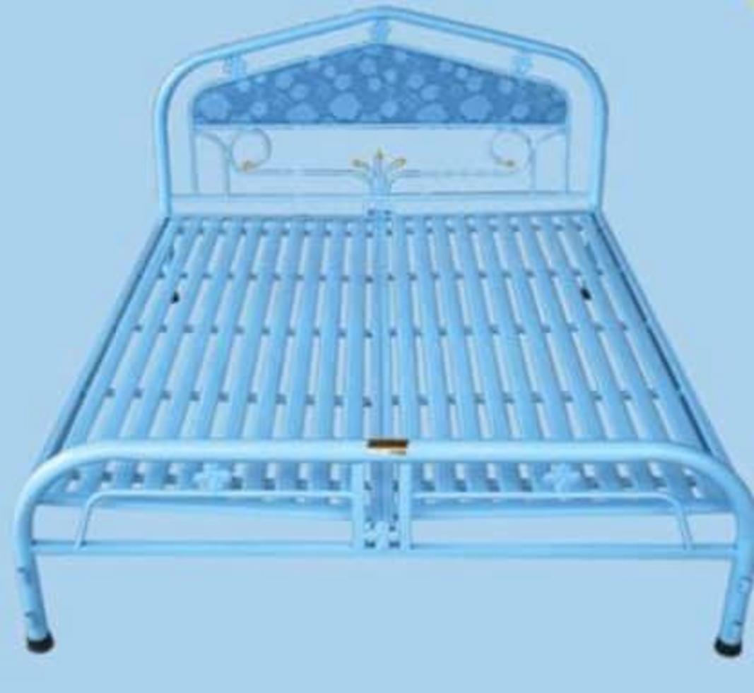 Hình ảnh không gian phòng ngủ với giường sắt đơn tròn ngang 1m8 kích thước 180cm x 200cm rộng rãi.