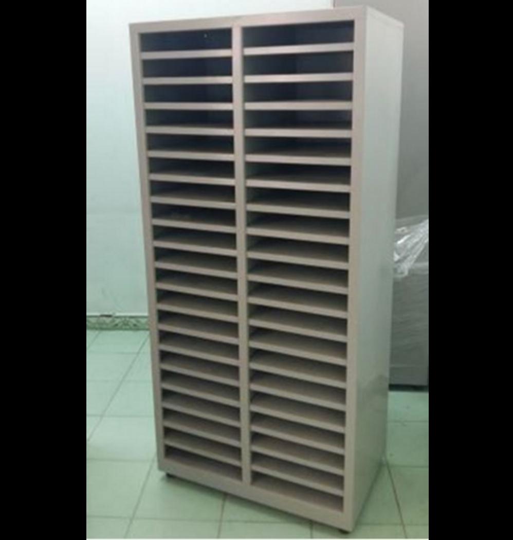 Kệ sắt với thiết kế lắp ghép dễ dàng, thuận tiện cho việc di chuyển và tái cấu hình.