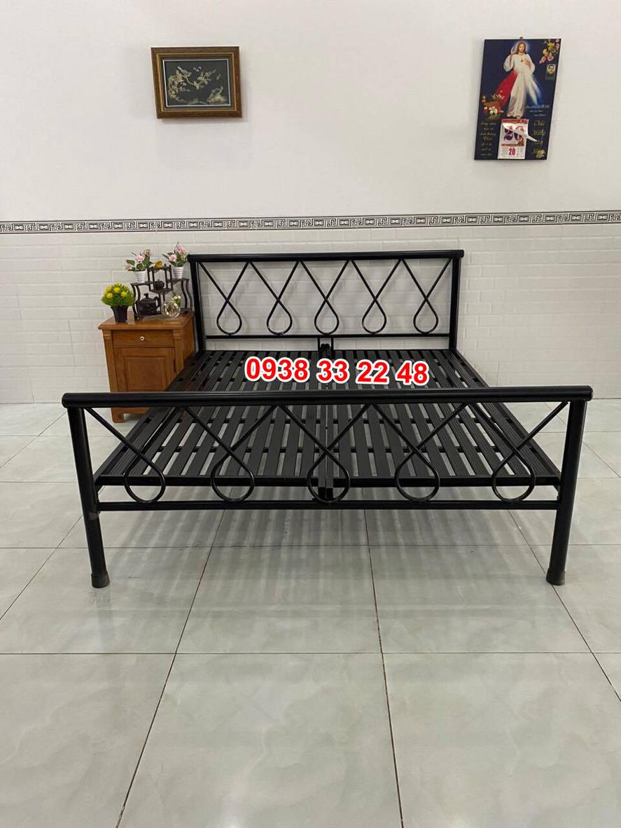 Mua Giường sắt giả gỗ kiểu mới chính hãng tại Siêu Thị Đại Việt để yên tâm về chất lượng và dịch vụ.