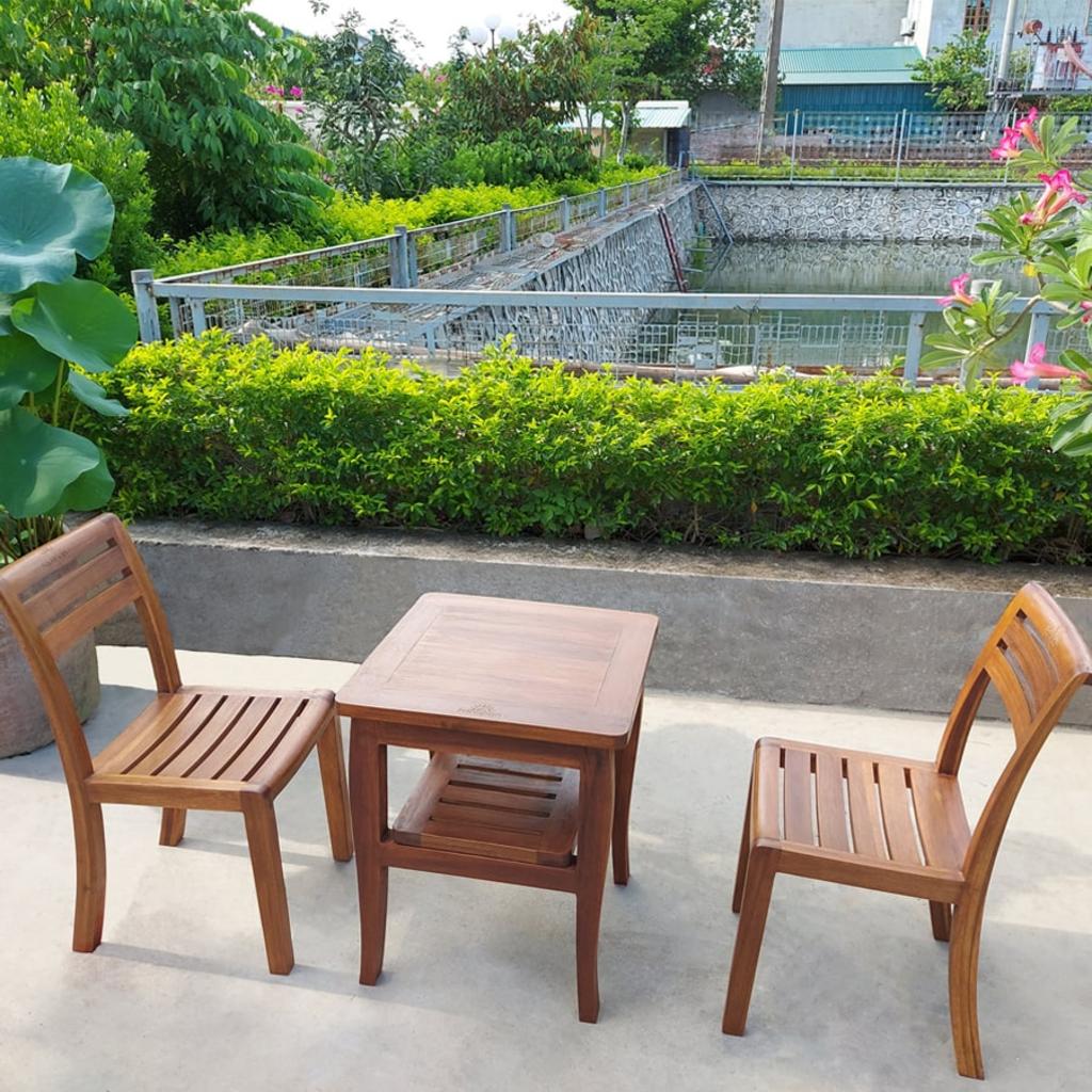 Lớp phủ dầu chống nước và tia UV bảo vệ bề mặt gỗ bền bỉ trước tác động môi trường.