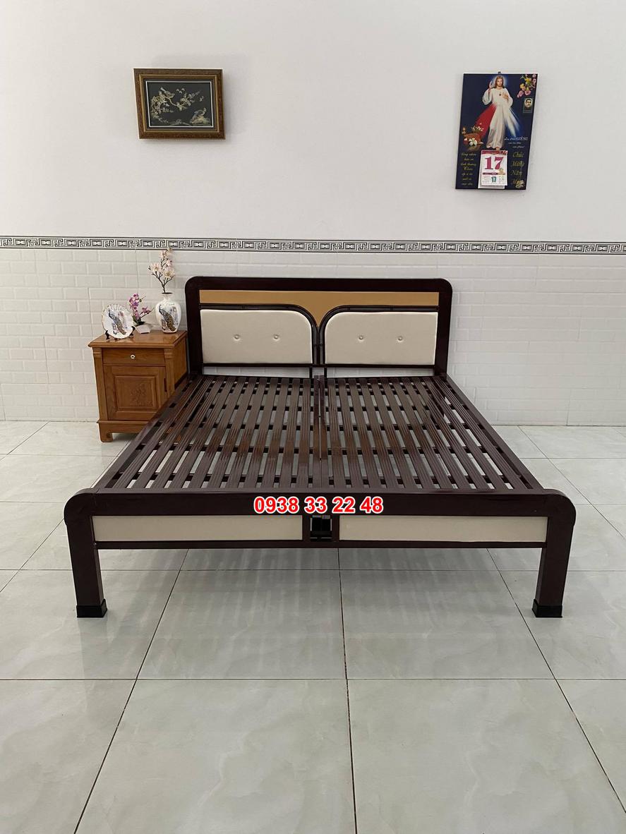 Hình ảnh chi tiết khung sắt hộp vuông 4cm x 8cm, thể hiện sự chắc chắn và độ bền của sản phẩm.