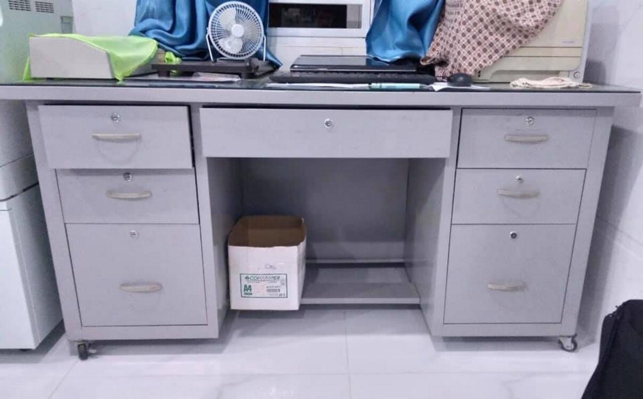 Hình ảnh bề mặt sơn tĩnh điện màu ghi xám của bàn.