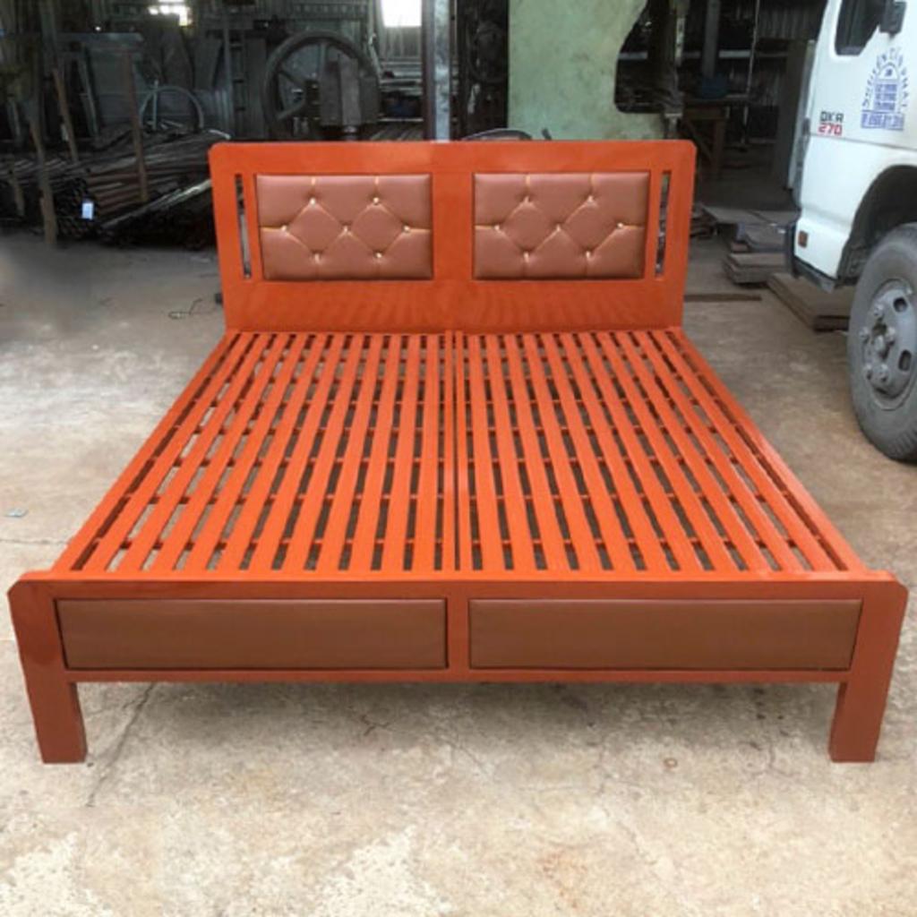 Sơn tĩnh điện màu nâu giả gỗ giữ cho giường luôn bền đẹp và sang trọng.