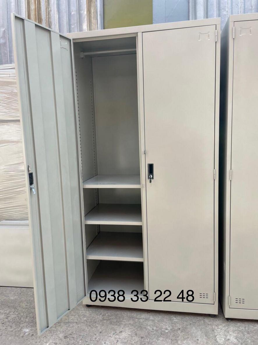 2 cánh kính lùa trên cho tầm nhìn nhanh; 2 cánh sắt dưới bảo vệ hồ sơ quan trọng.