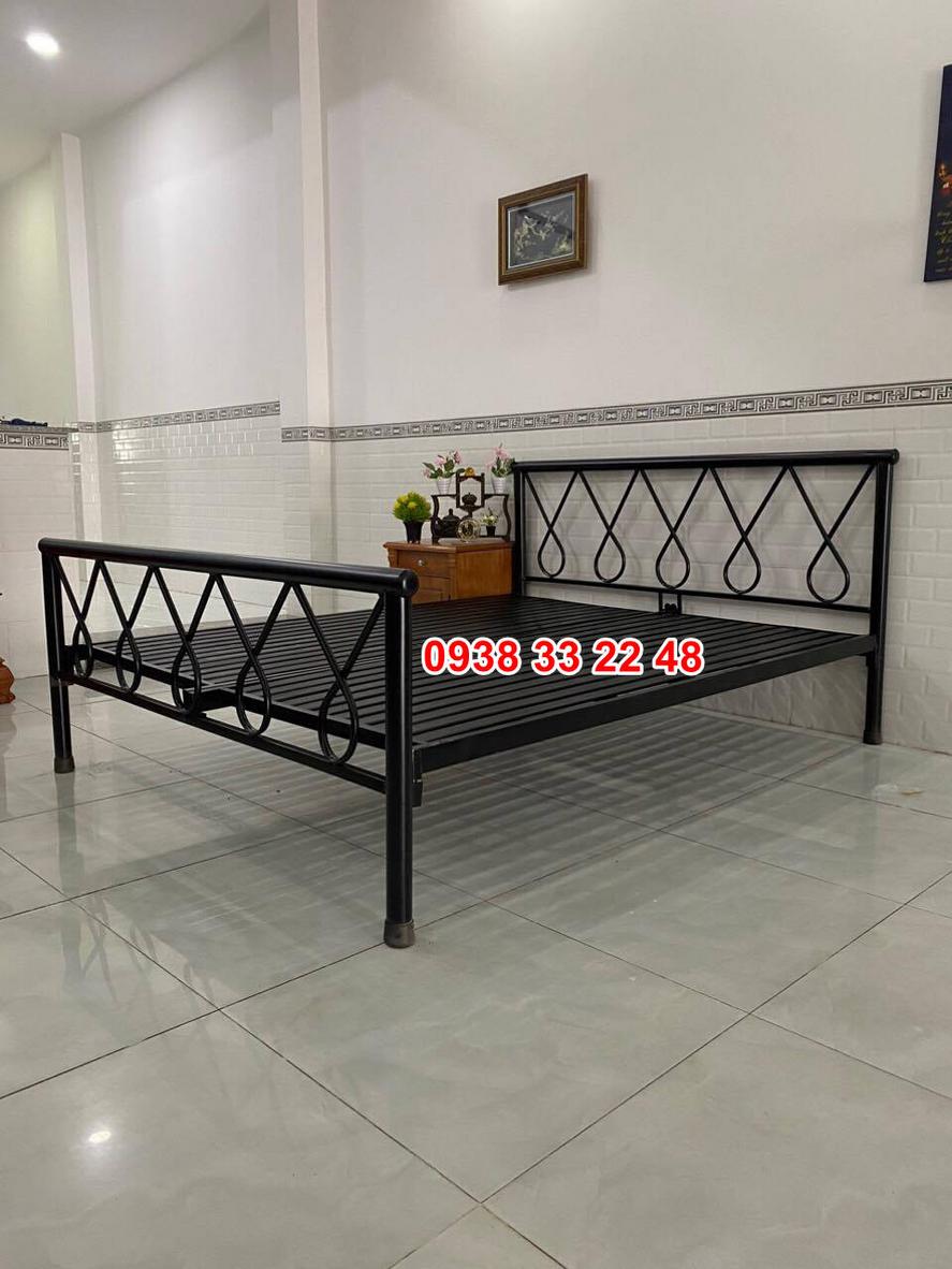 Giường sắt giả gỗ với thiết kế tinh tế, hài hòa cho mọi không gian.