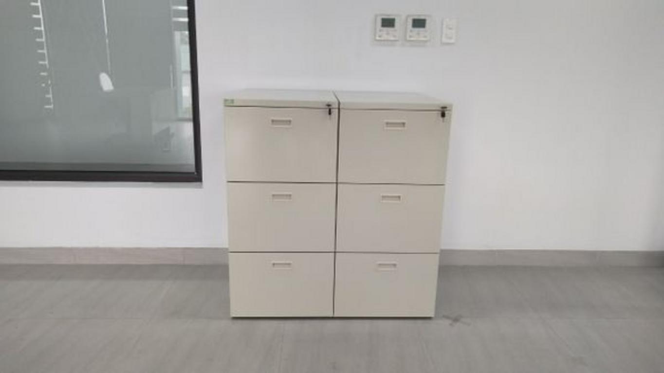 Màu sắc kem tinh tế giúp tủ file TK-3N-B hài hòa và nâng tầm không gian văn phòng.