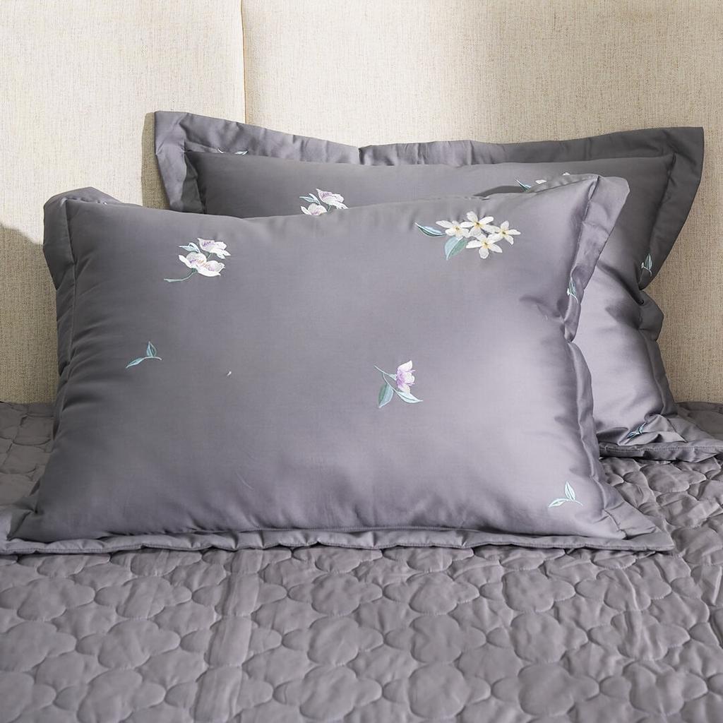 Hero image: Bộ ga chun chăn chần Amando cotton satin màu xám — mịn mượt, thêu tinh tế.