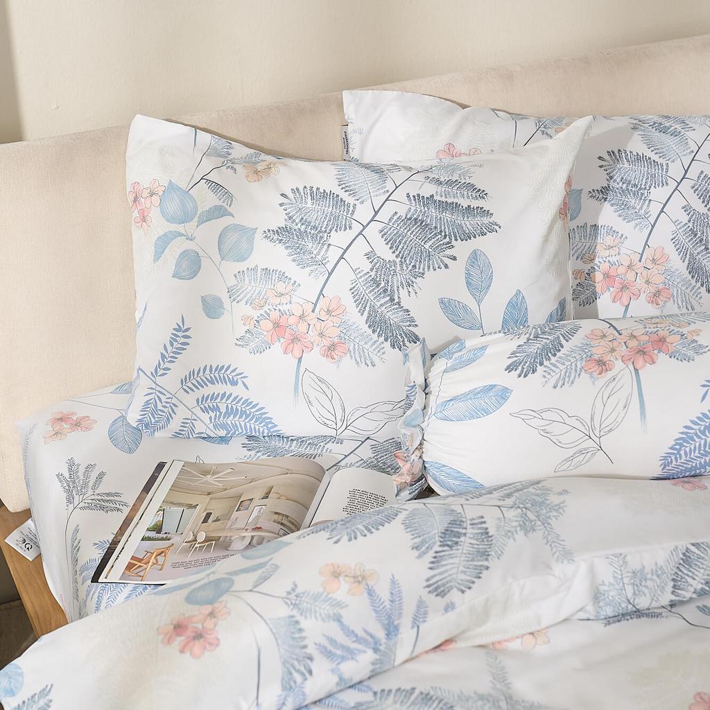Bộ ga chun Amando Aleena đặt trên giường — bề mặt mềm mịn, hơi bóng nhẹ của sợi Tencel.