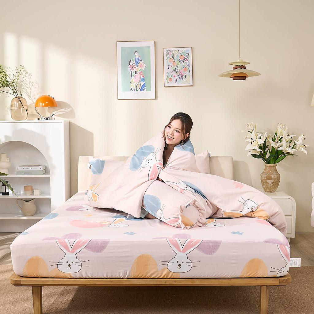 Bộ ga chun Amando Aleena đặt trên giường — bề mặt mềm mịn, hơi bóng nhẹ của sợi Tencel.