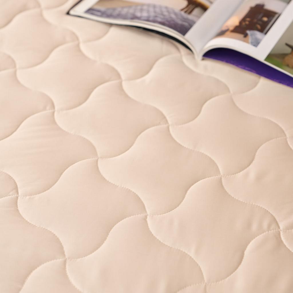 Hero image: Bộ phủ Amando Wellness Tencel Luxe trải trên giường hiện đại — phô diễn bề mặt vải Tencel mượt mà và đường chần tinh xảo.