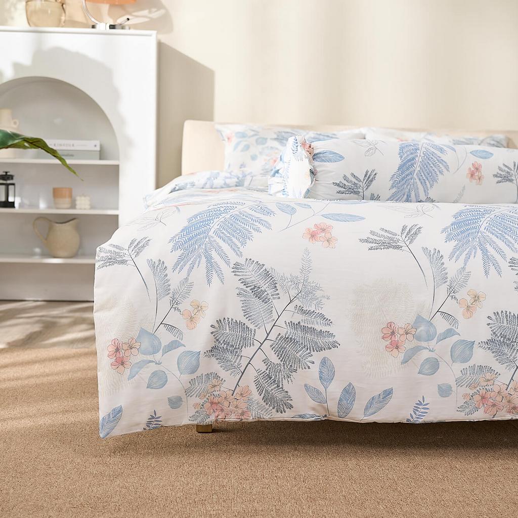 Thiết kế và bề mặt nhẹ bóng tạo cảm giác cao cấp.