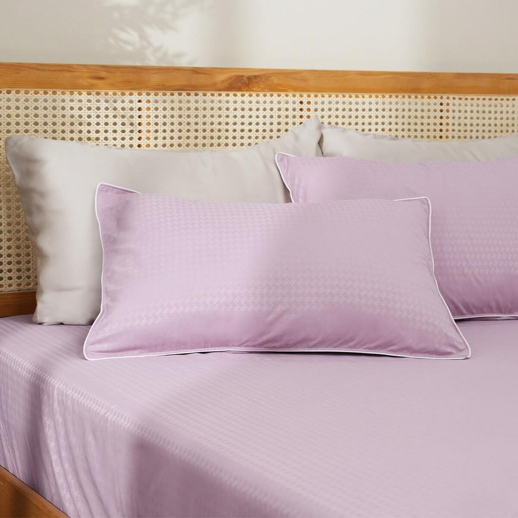 Cận cảnh vân gấm Polyester Jacquard: cho thấy kết cấu và độ bóng nhẹ của vải.