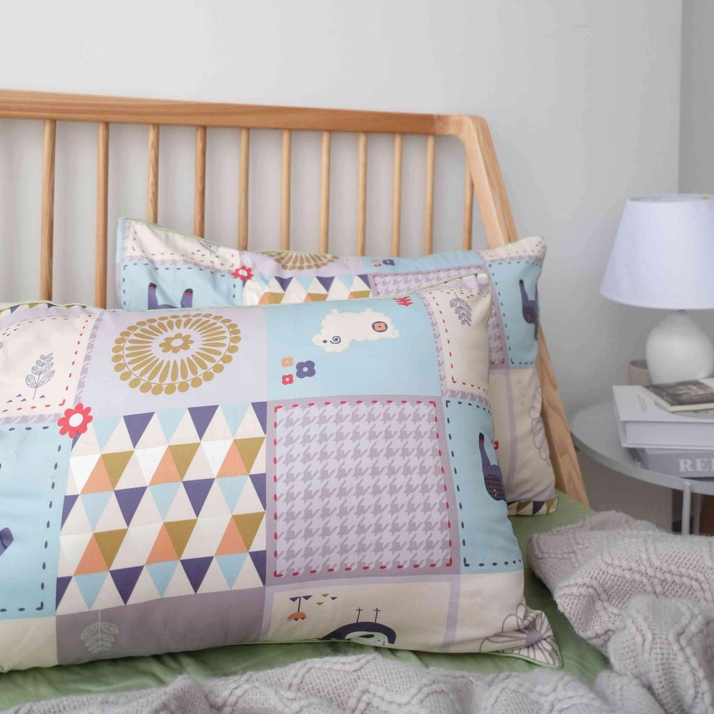 Cận cảnh sợi vải cotton lụa — thấy độ mịn và ánh bóng nhẹ của tơ lụa; cho cảm giác mềm khi chạm; show weave detail.