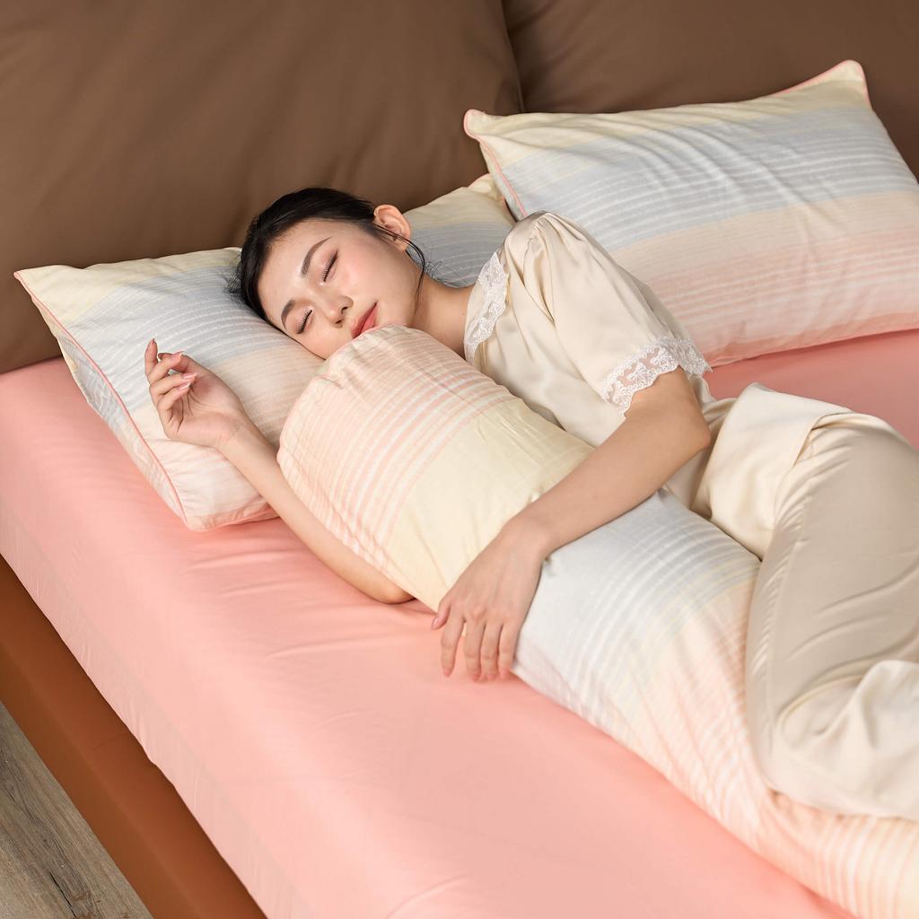 Dệt satin mật độ cao giúp vỏ gối bóng mượt và bền màu.