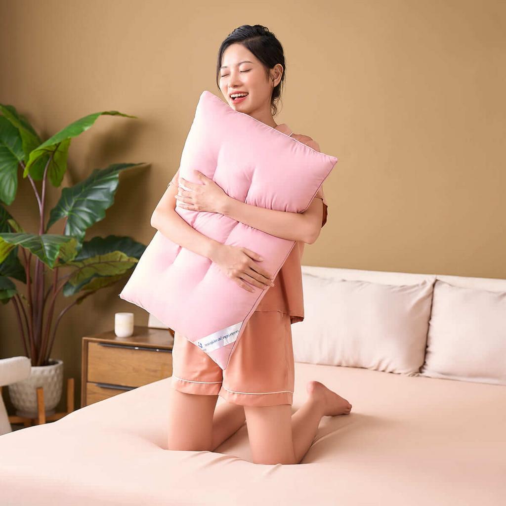 Thiết kế định hình ôm sát cổ, giữ đường cong tự nhiên của cột sống cổ.