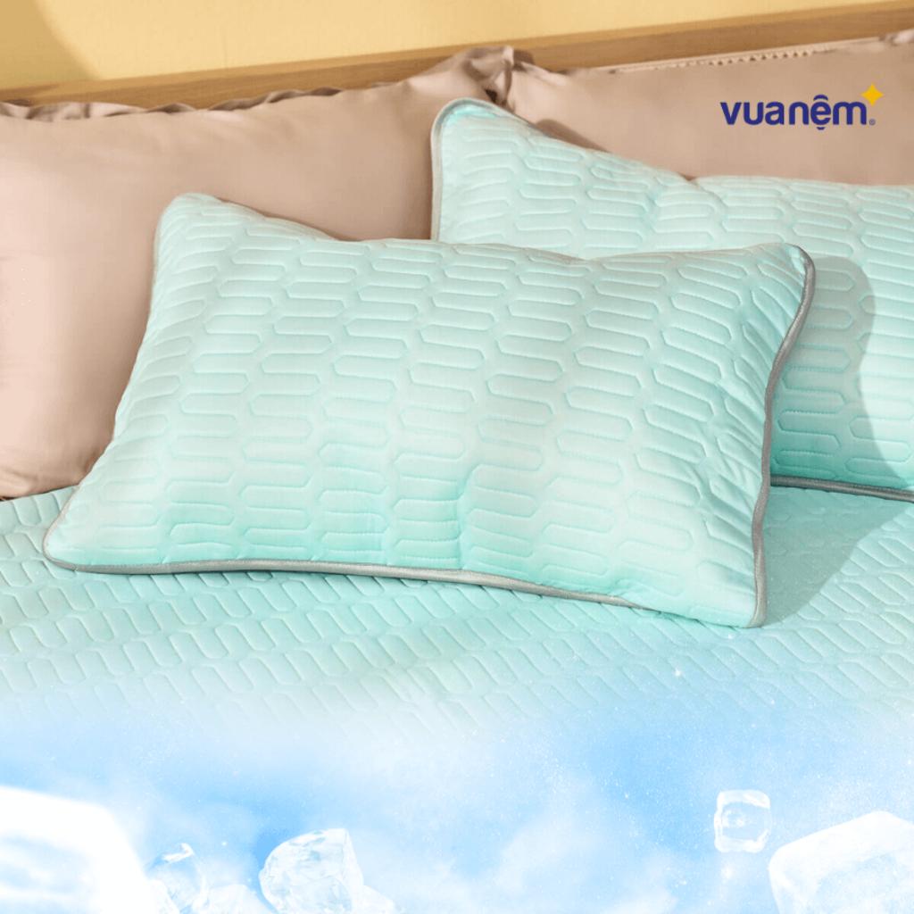 Đáy chống trượt và chun 4 góc giúp chiếu nằm cố định trên nệm.