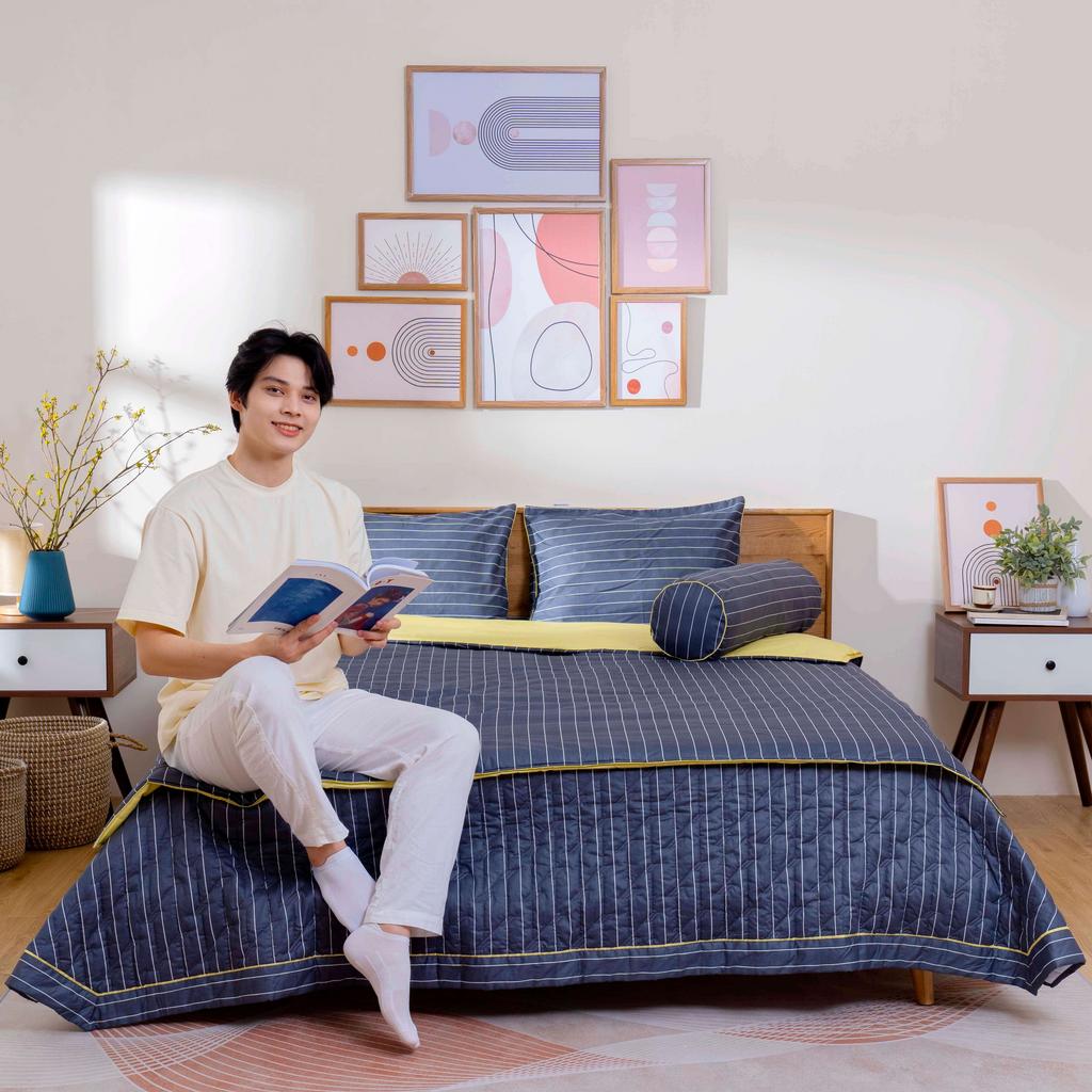 Chất liệu 100% cotton cao cấp — mềm, thấm hút, phù hợp khí hậu nóng ẩm.