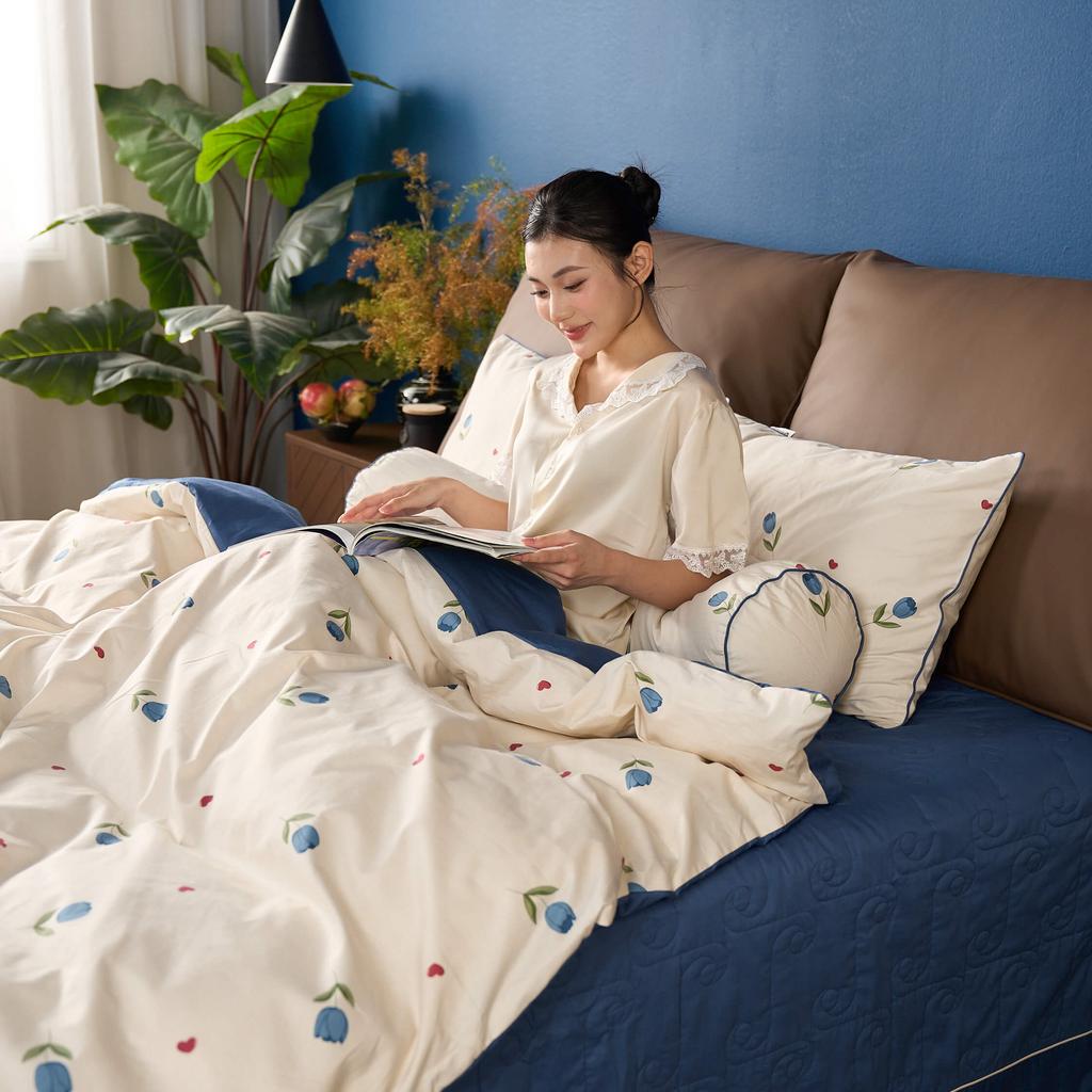 Macro vải cotton 100% — nhìn rõ sợi vải và cấu trúc thoáng khí.