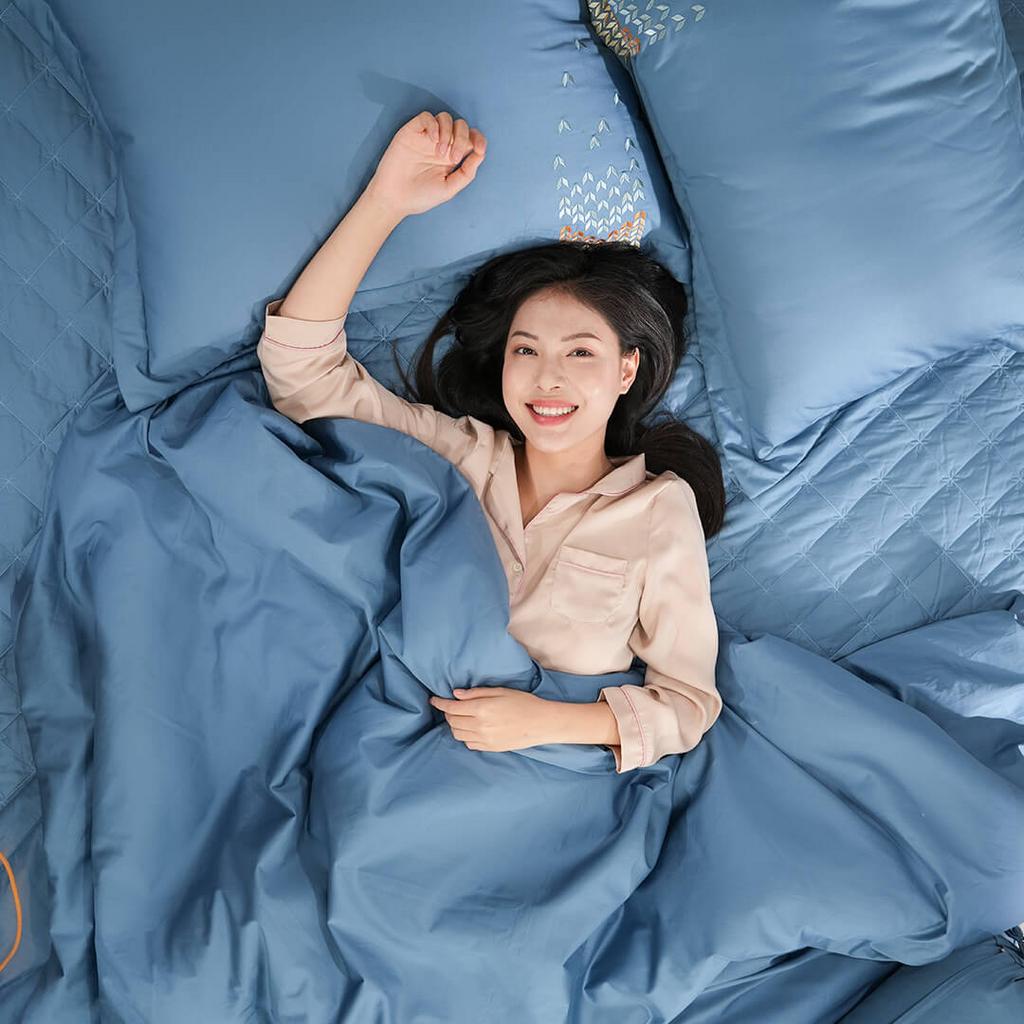 Cận cảnh vải cotton satin: độ bóng nhẹ, mịn và thoáng khí.