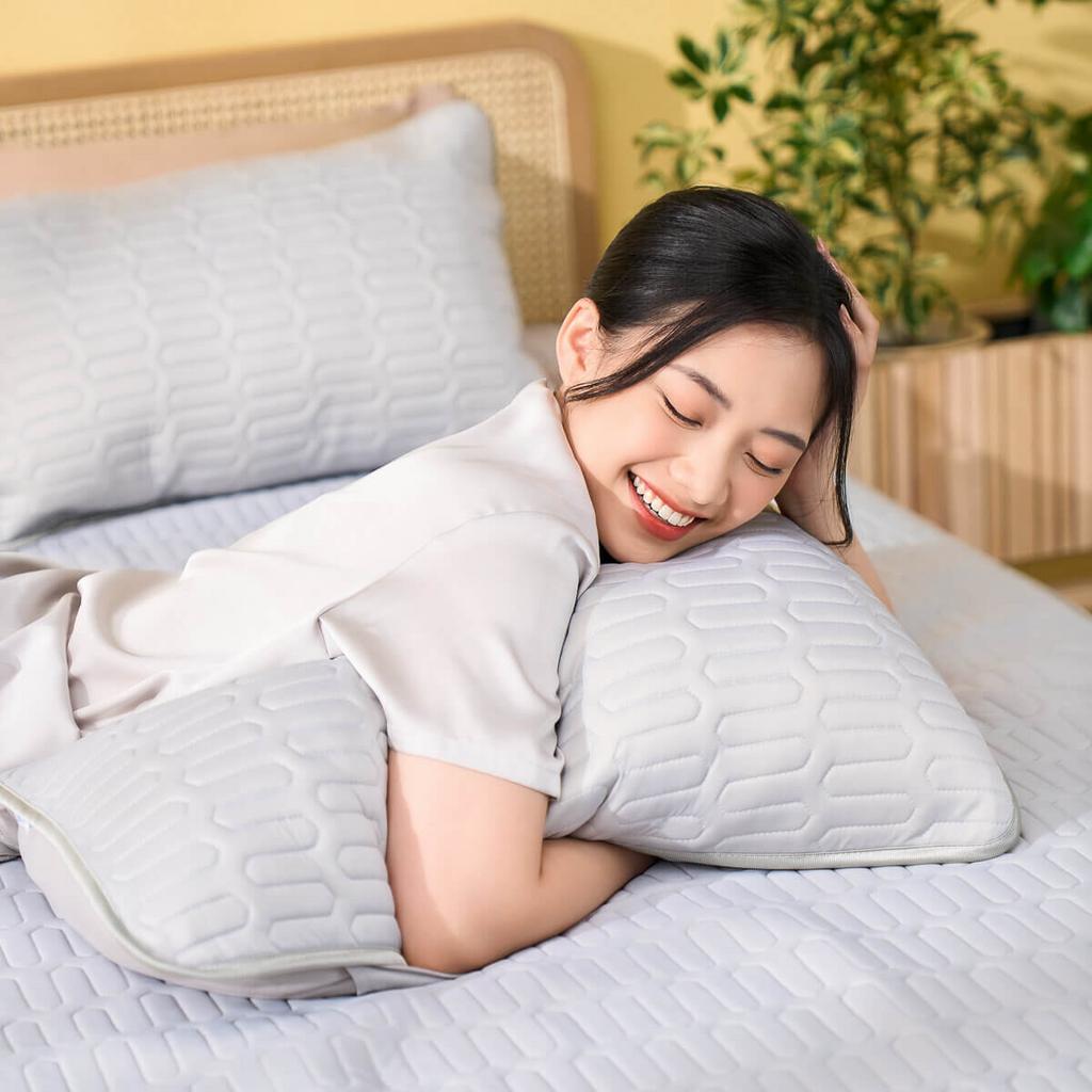 Bề mặt Ice Silk mát lạnh — tiếp xúc dịu mát, hút ẩm nhanh.