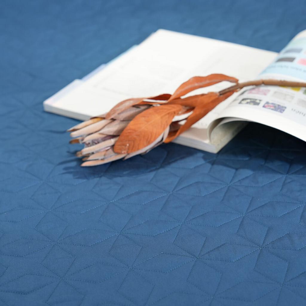 Cutaway: cấu trúc chần với lớp lót bông/microfiber giữ ấm nhưng thoáng khí.
