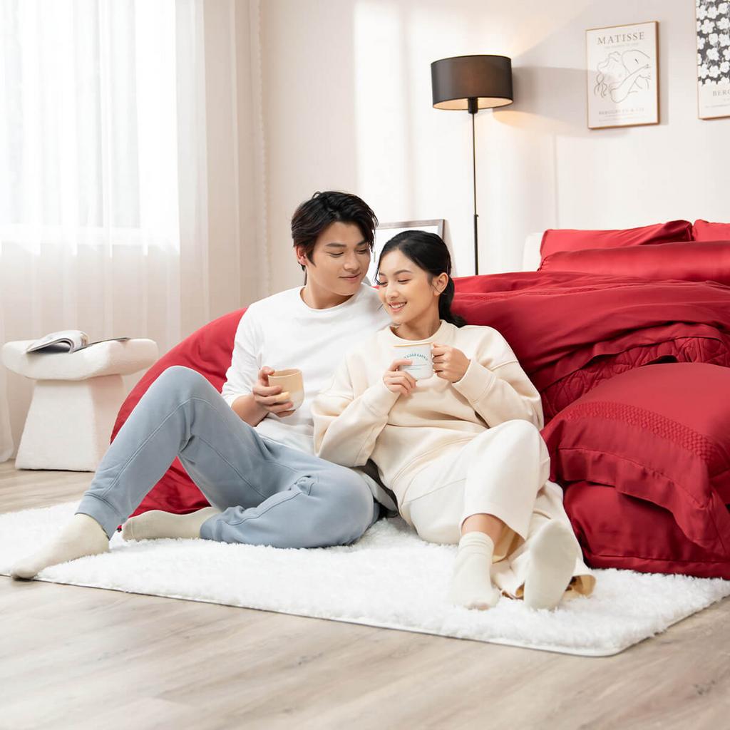Màu đỏ tạo không gian ấm cúng, hợp phong thủy cho cặp đôi.
