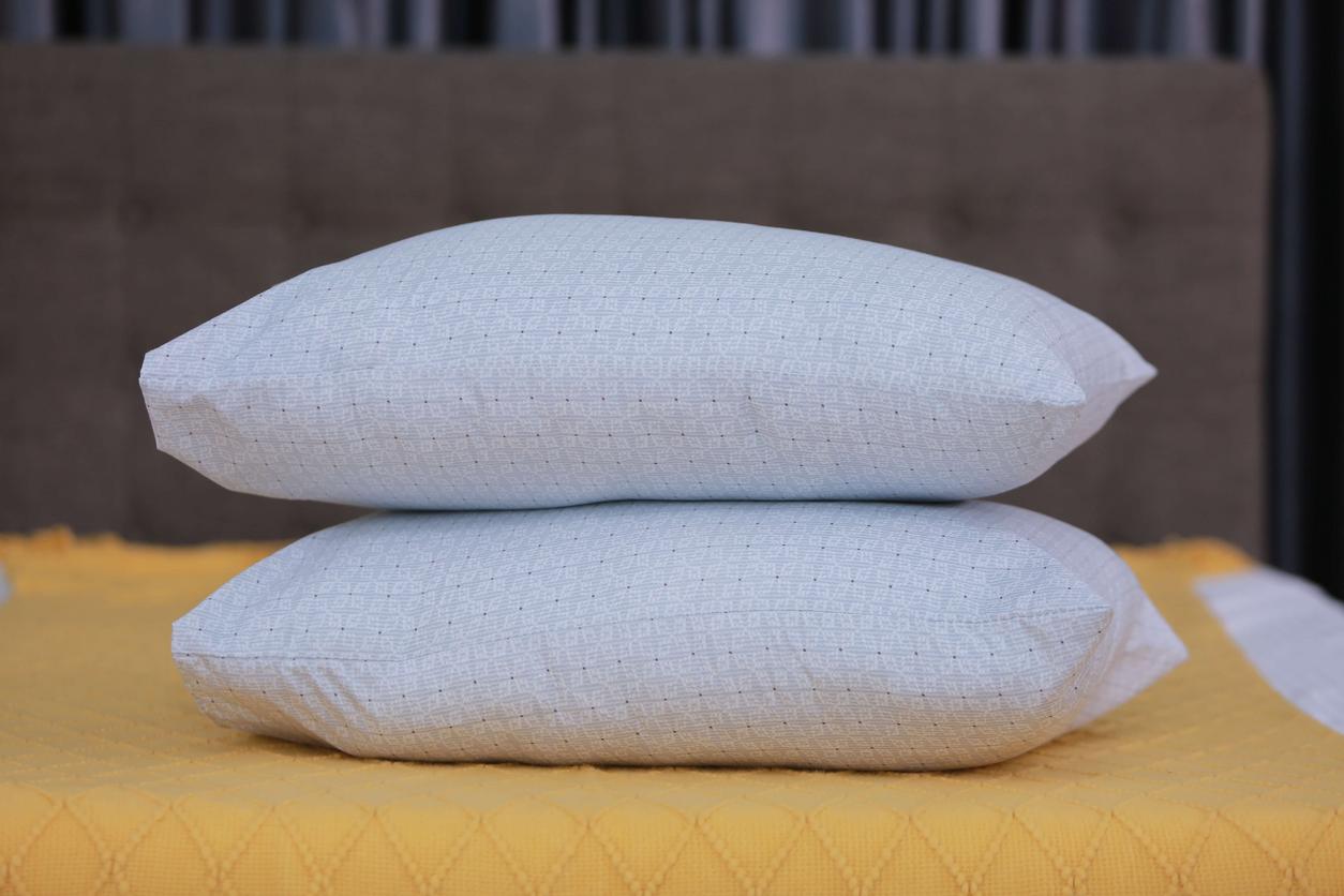 Macro: Kết cấu microfiber mịn của vỏ gối, minh họa độ mềm và độ phủ bề mặt.
