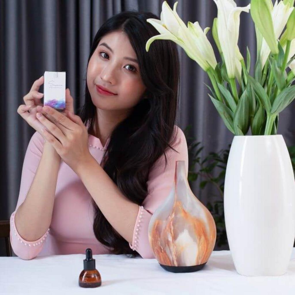 Tầng hương Osmanthus: ngọt dịu, ấm áp — phù hợp cho phòng ngủ và không gian thư giãn. Note: use a lifestyle shot with flowers and diffuser in frame to show context of use.