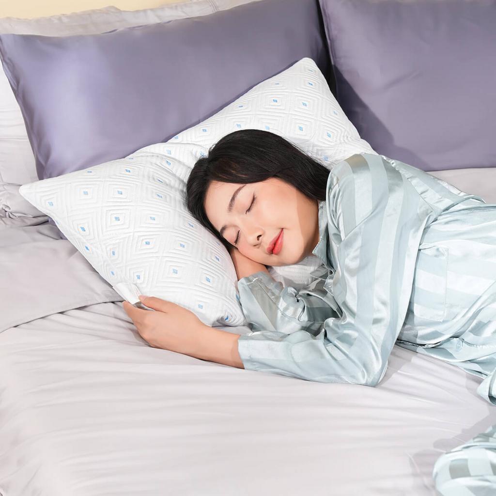 Ảnh minh họa: các chi tiết nổi bật — vỏ Coolflex, sợi microfiber, cơ chế tùy chỉnh độ cao.