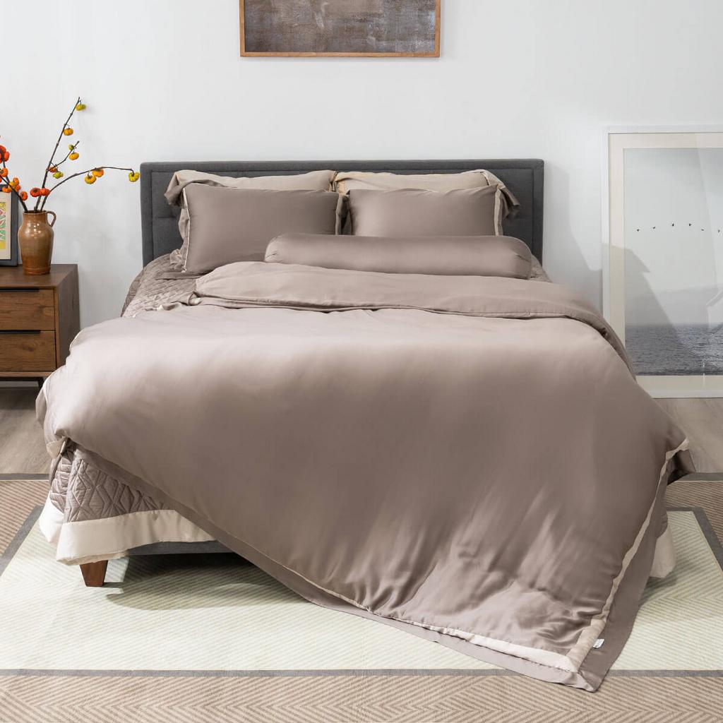 Cận cảnh vải Tencel 60s: bề mặt mịn, độ rủ tự nhiên và khả năng thấm hút tốt.