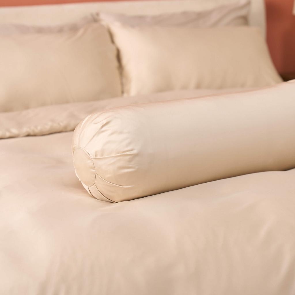 Cận cảnh sợi TENCEL™ Lyocell 60s và bề mặt vỏ gối — mịn như lụa, phù hợp cho da nhạy cảm.
