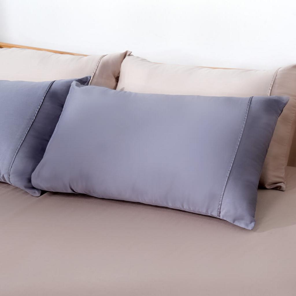 Vỏ gối Cotton satin AMD The Essentials đặt trên giường hiện đại — tông màu đơn sắc dễ phối nội thất.