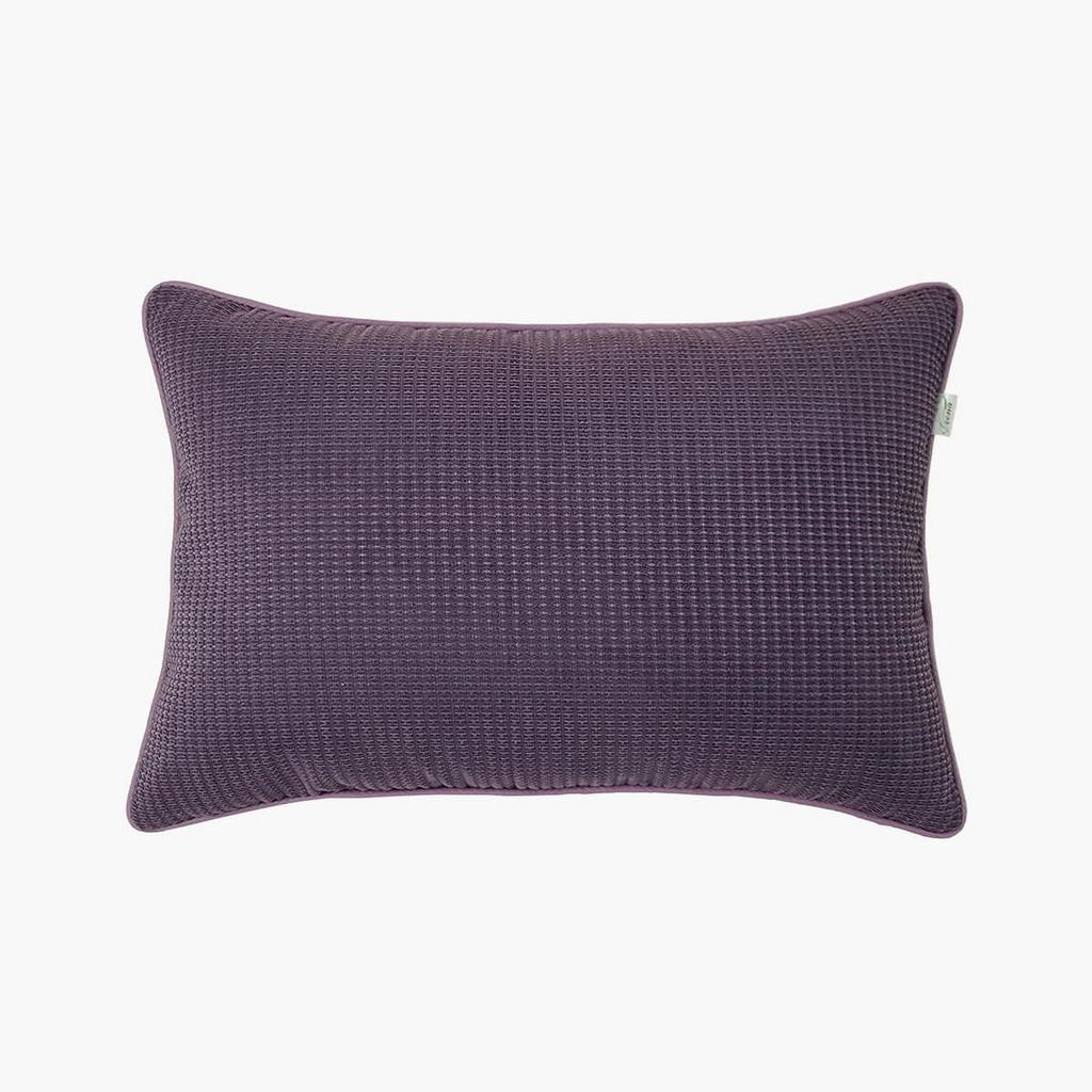 Gối Doona Cushion 40x60cm trên sofa — vỏ jacquard giữ form, chữ thêu tinh tế.